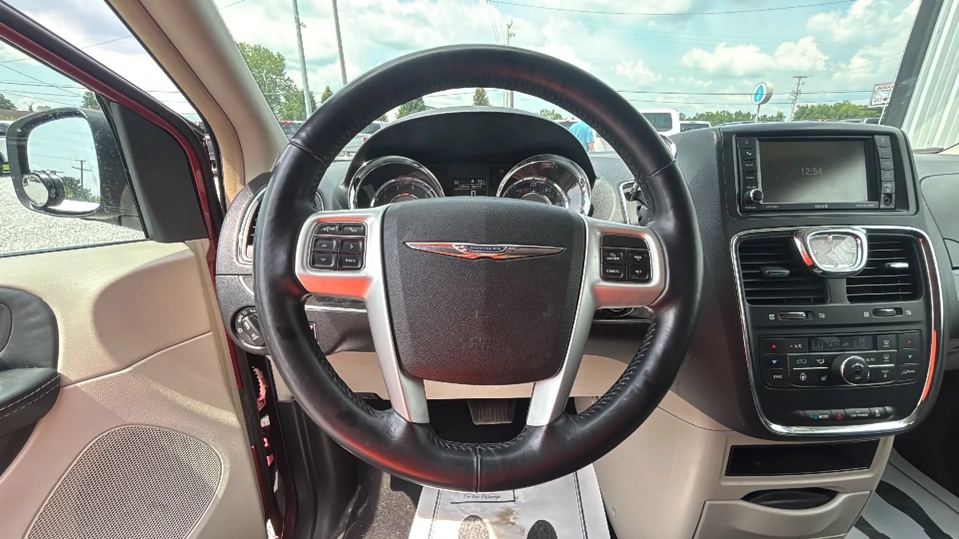 Used 2016 Chrysler Town & Country Touring w/ Driver Convenience Group FWD image 21