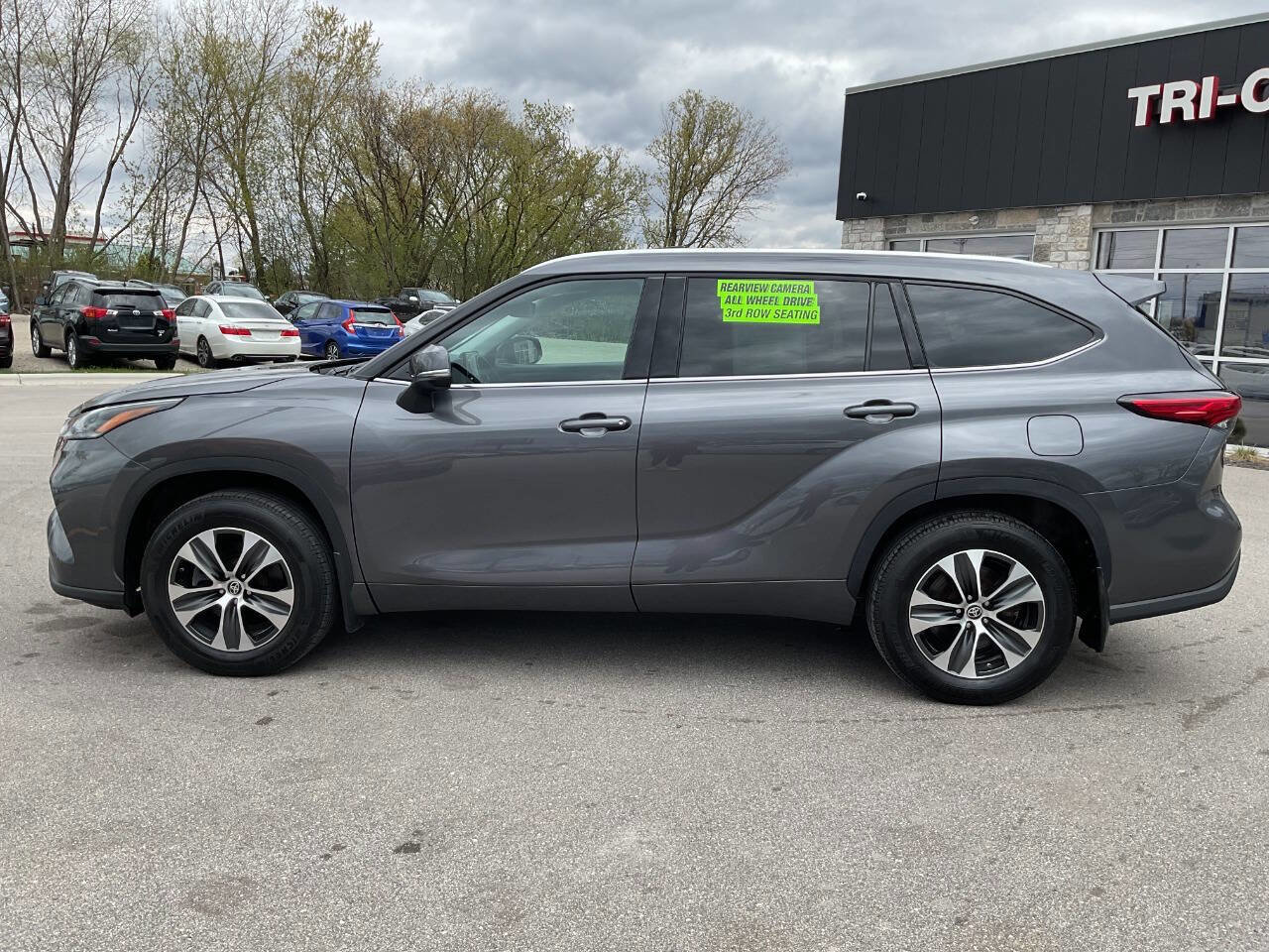 Used 2021 Toyota Highlander XLE AWD/4WD image 3