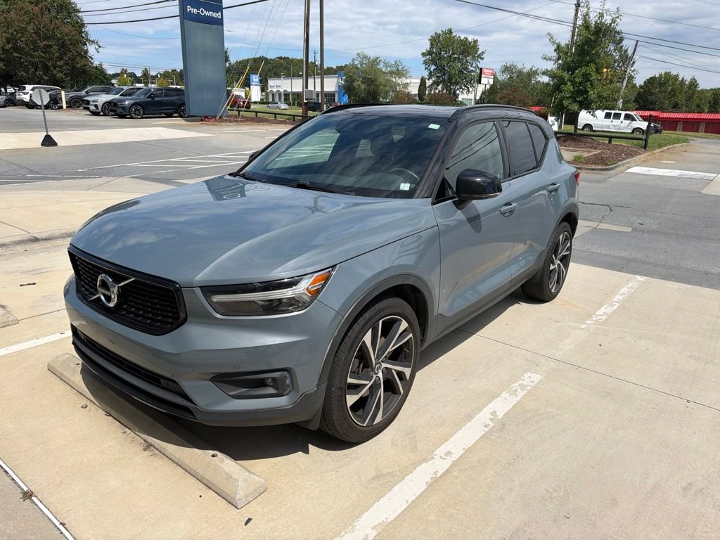 Used 2020 Volvo XC40 T4 R-Design FWD image 3