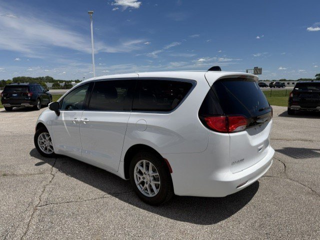 Used 2023 Chrysler Voyager LX FWD image 7