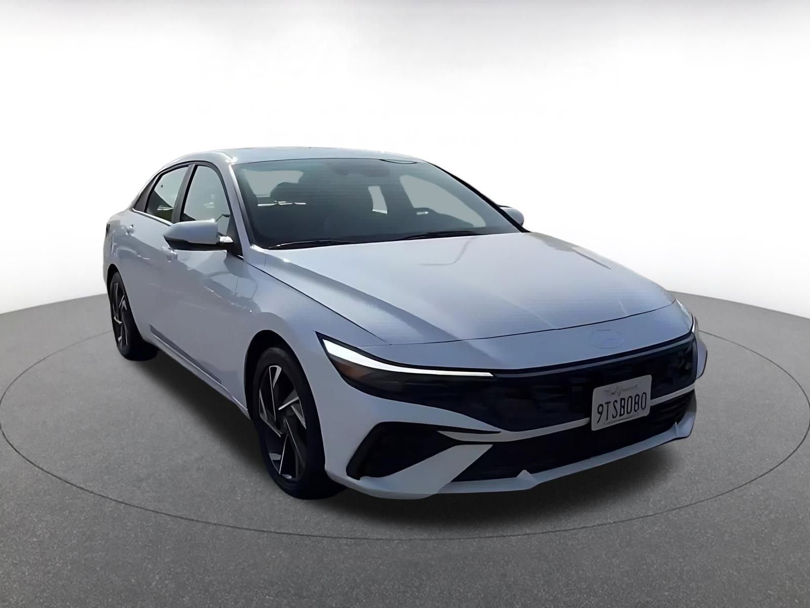 Used 2025 Hyundai Elantra Limited image 3