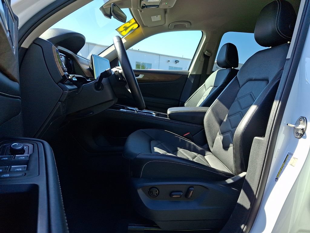 Used 2025 Volkswagen Atlas SE AWD/4WD image 14