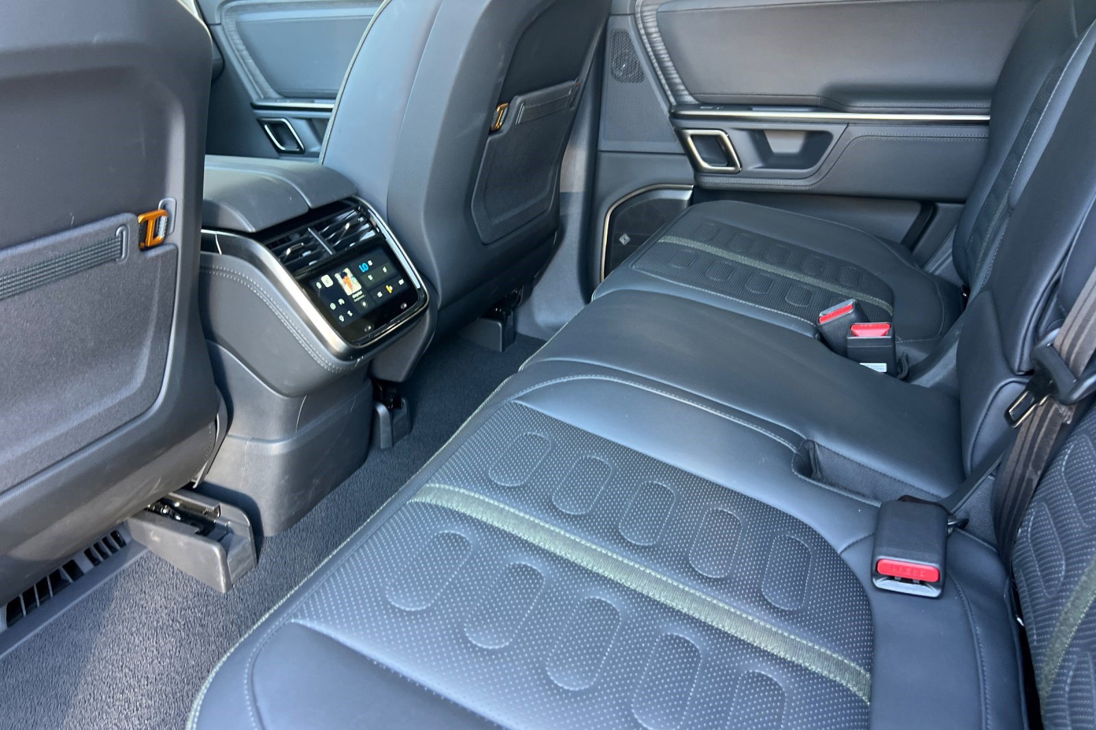 Used 2024 Rivian R1S Adventure AWD/4WD image 27