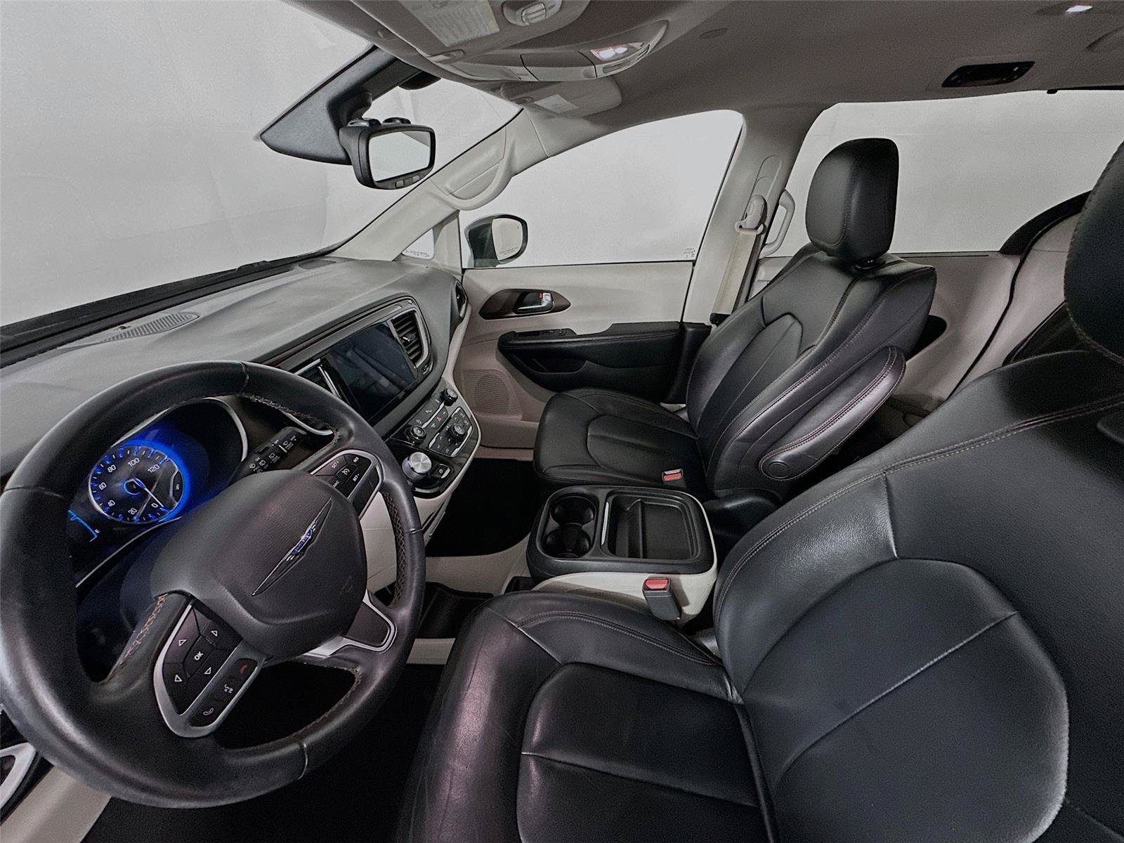 Used 2017 Chrysler Pacifica Touring-L FWD image 5
