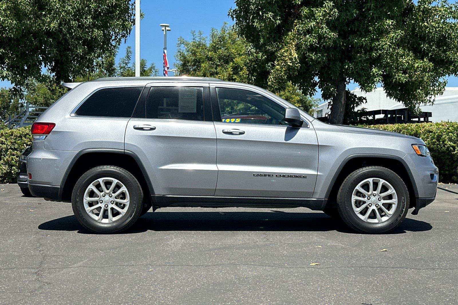 Used 2021 Jeep Grand Cherokee Laredo RWD image 3