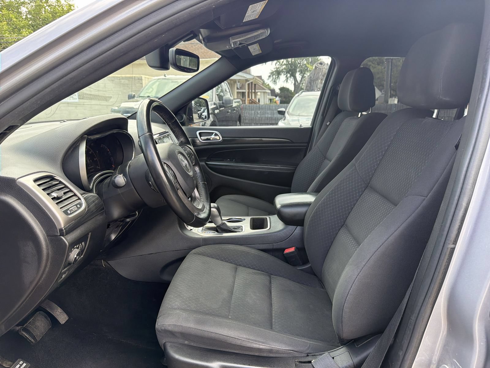 Used 2019 Jeep Grand Cherokee Laredo w/ Security & Convenience Group AWD/4WD image 11