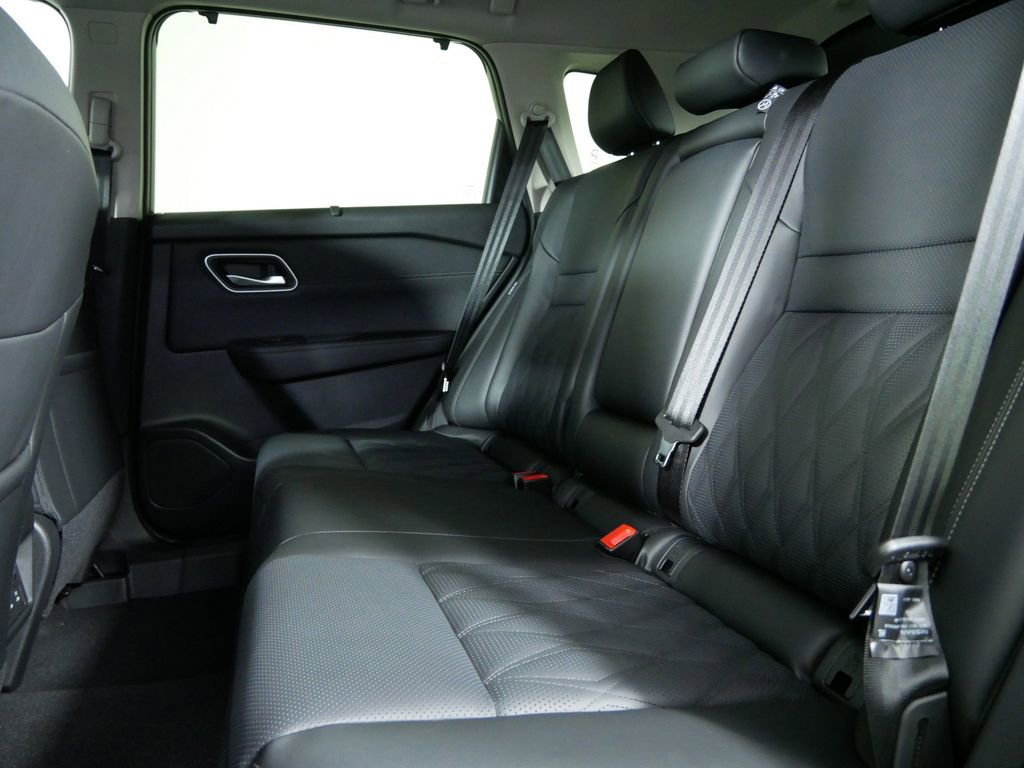 Used 2025 Nissan Rogue Platinum w/ Platinum Premium Package image 16