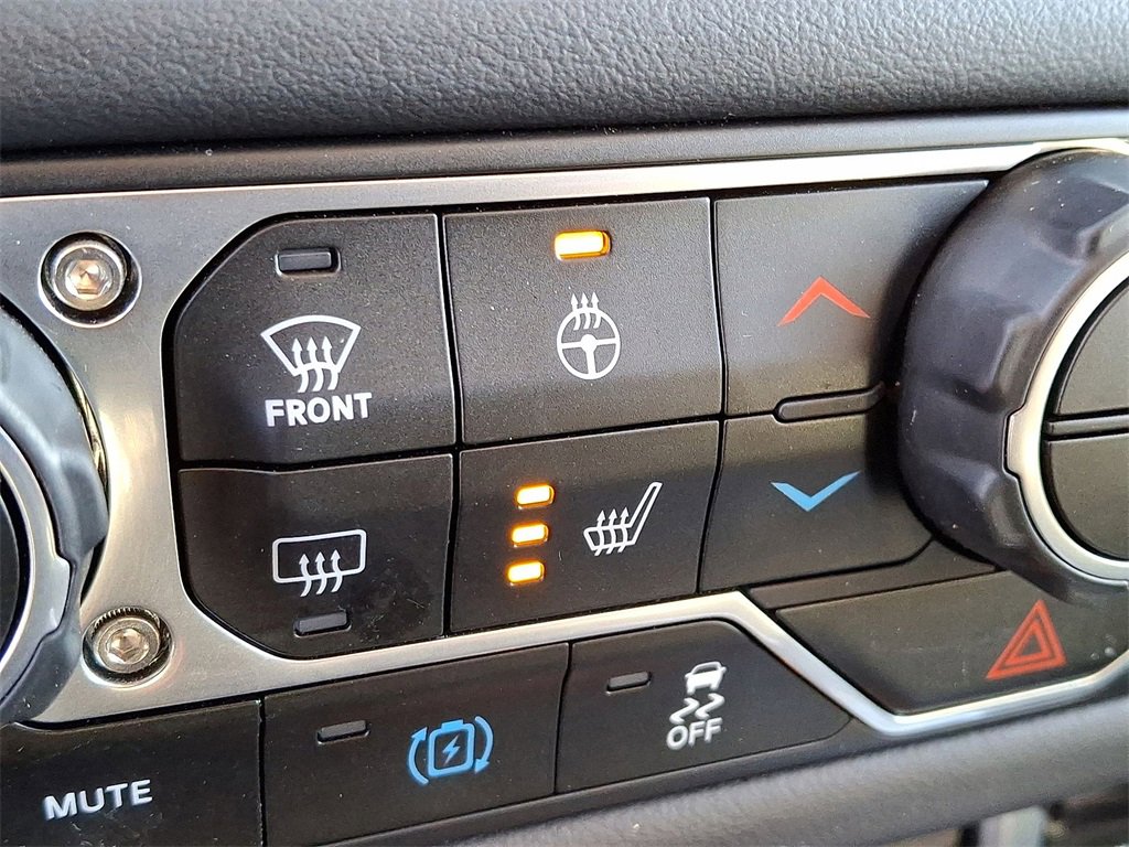 Used 2025 Jeep Wrangler Unlimited Sahara image 19