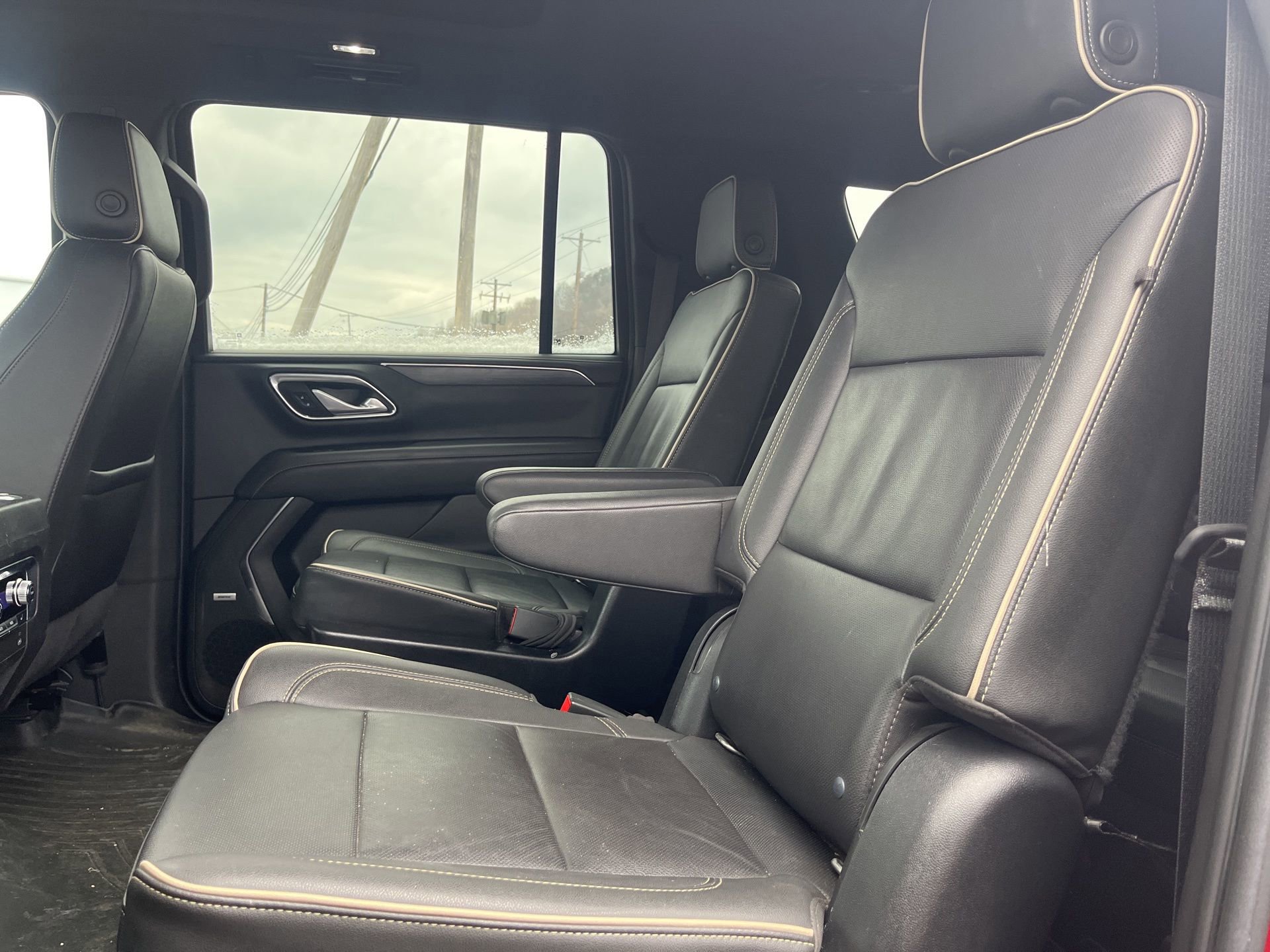 Used 2022 GMC Yukon XL SLT w/ SLT Premium Package image 9