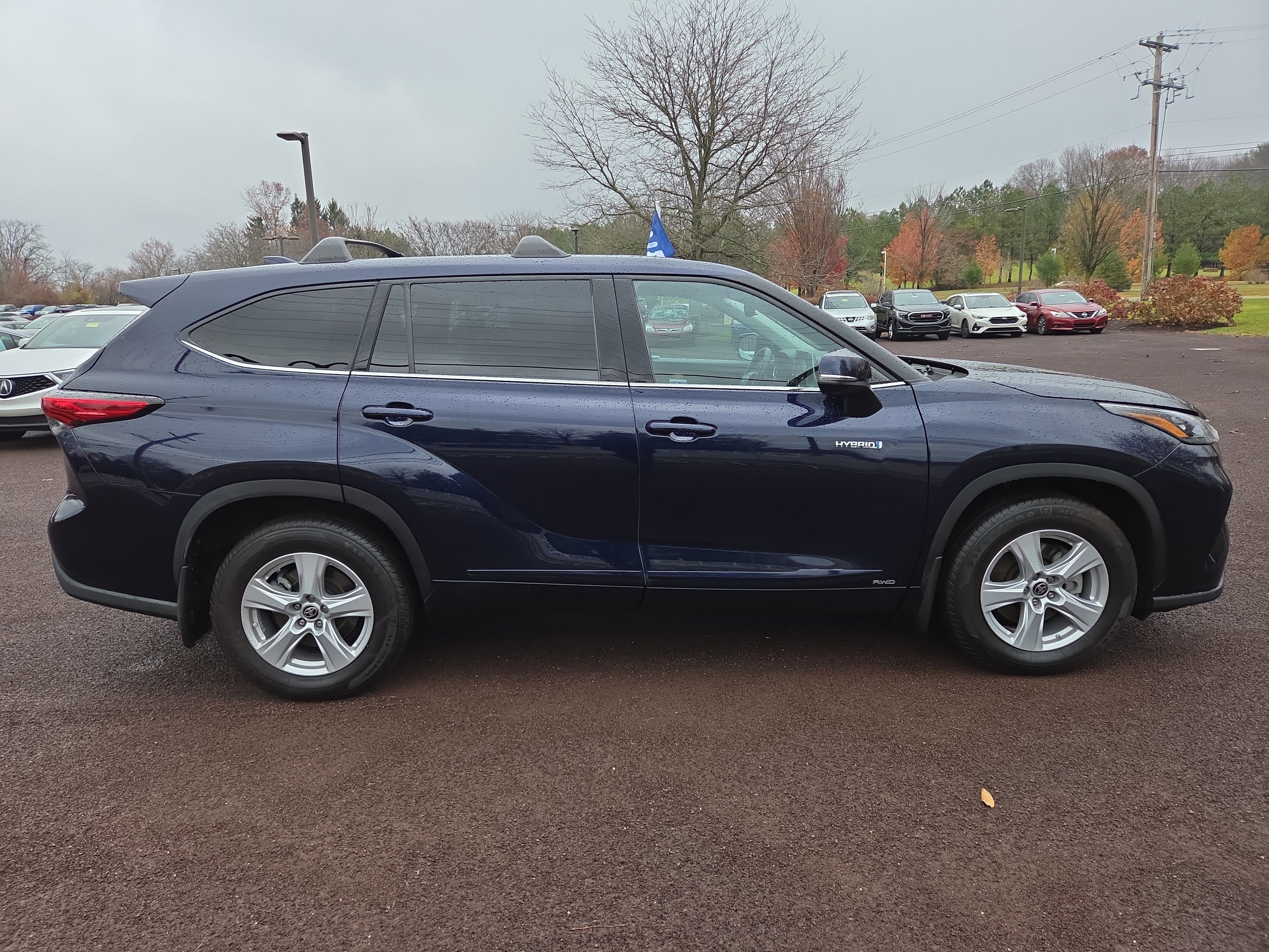 Used 2020 Toyota Highlander LE image 2