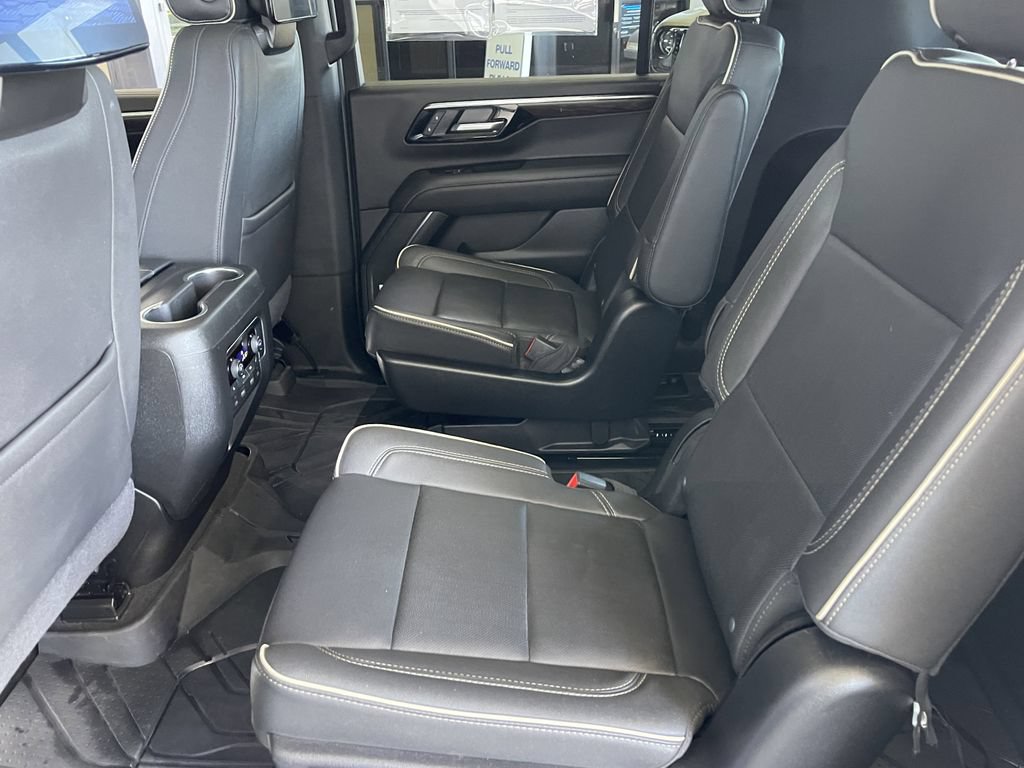Used 2025 Chevrolet Suburban Premier AWD/4WD image 11