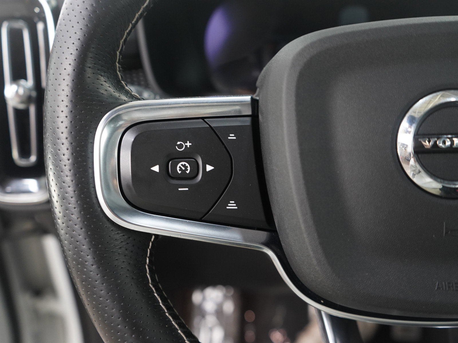 Used 2021 Volvo XC40 P8 Recharge w/ Advanced Package image 24