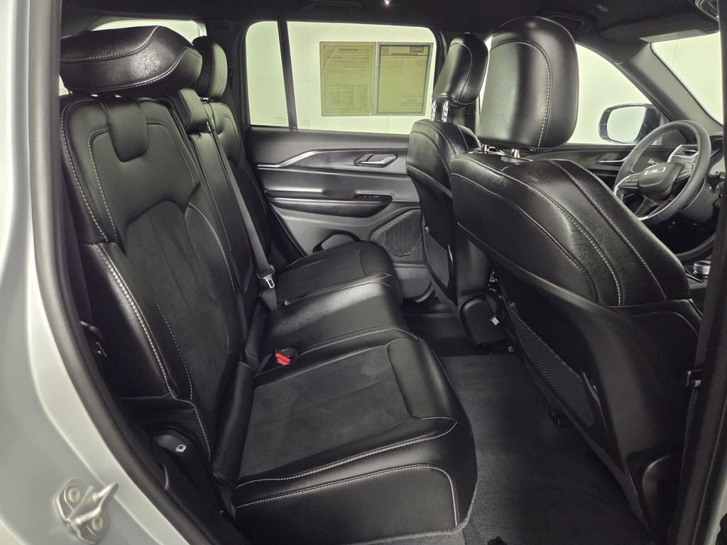 Certified 2025 Jeep Grand Cherokee Altitude image 31