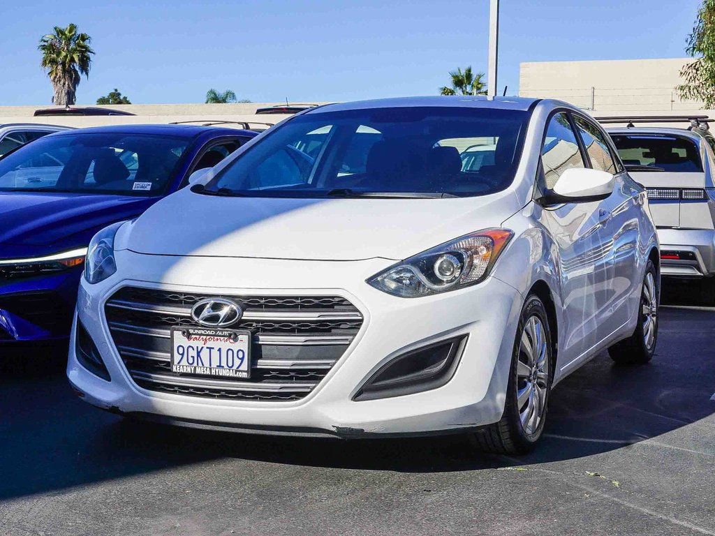Used 2017 Hyundai Elantra GT image 3