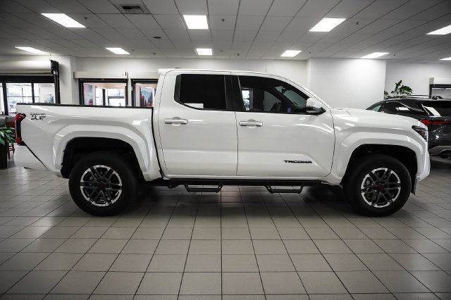 Used 2024 Toyota Tacoma TRD Sport w/ TRD Sport Upgrade Package AWD/4WD image 5