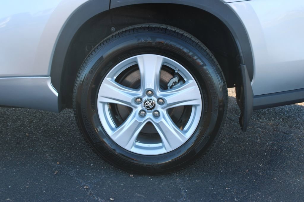 Used 2024 Toyota Highlander LE image 17