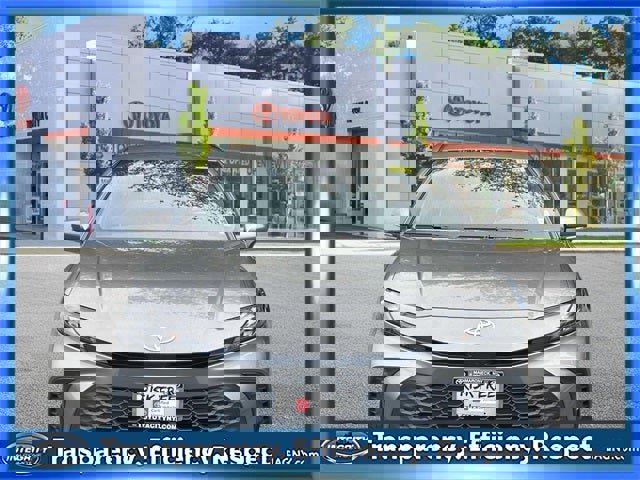 Used 2025 Toyota Camry SE image 2