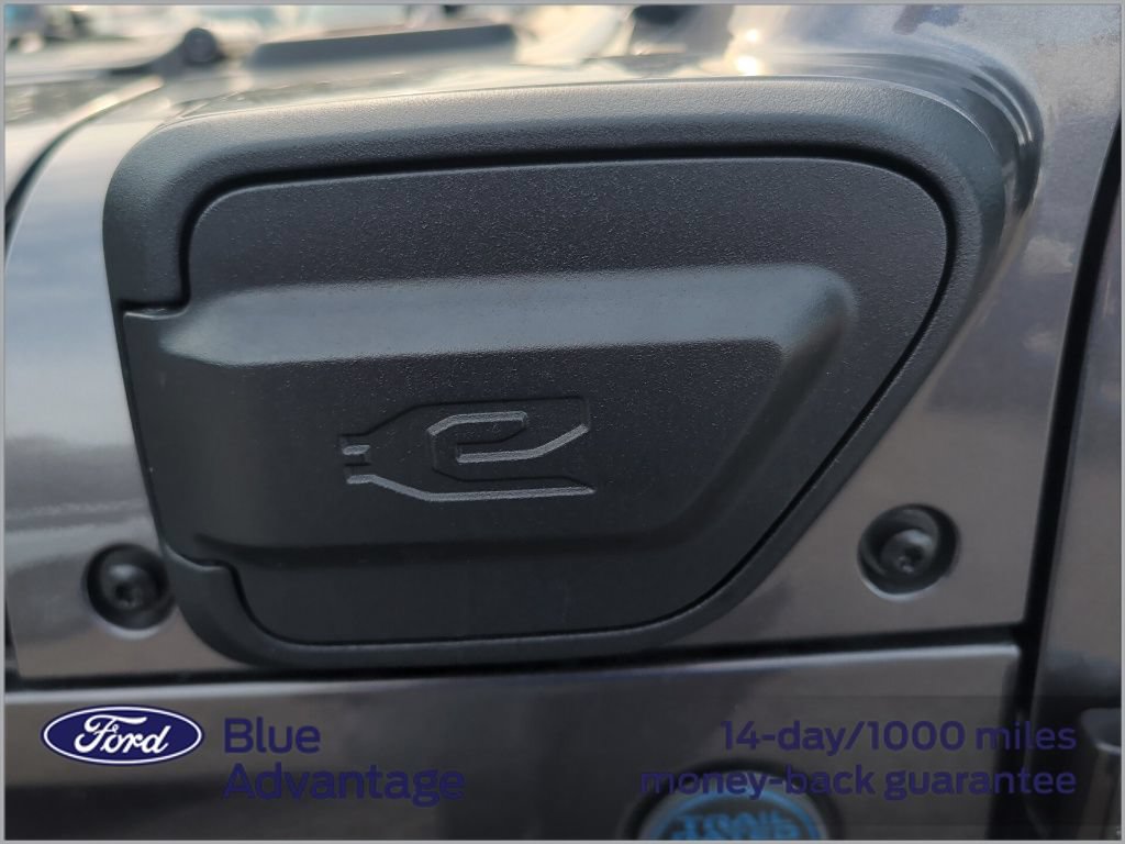 Used 2025 Jeep Wrangler Unlimited Sahara w/ Safety Group AWD/4WD image 3