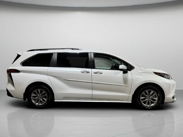 Used 2022 Toyota Sienna XLE FWD image 2