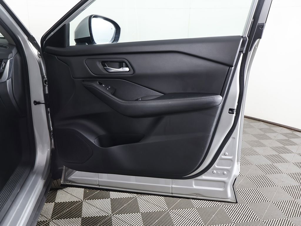 Used 2024 Nissan Rogue SV image 21