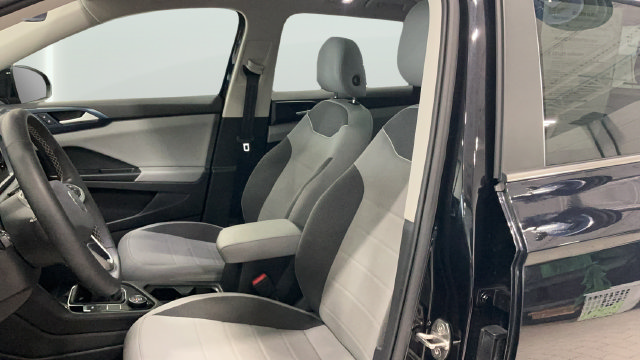 Certified 2023 Volkswagen Taos SE w/ Panoramic Sunroof Package AWD/4WD image 18