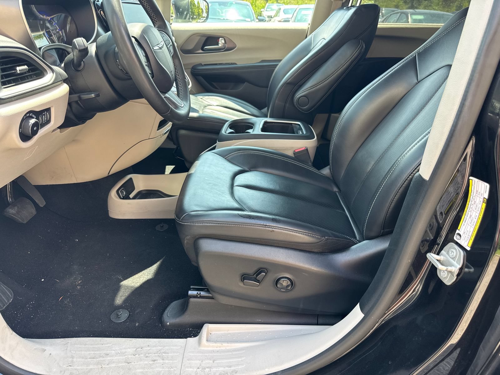 Used 2023 Chrysler Pacifica Touring-L FWD image 9