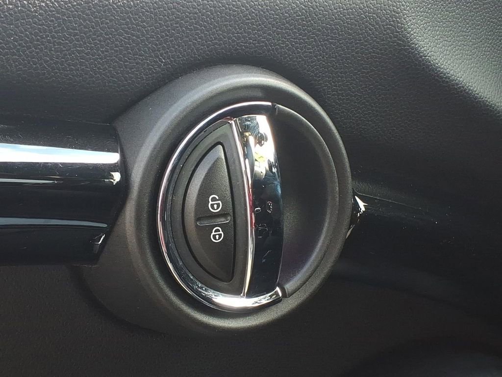 Used 2019 MINI Cooper 2-Door Hardtop w/ Signature Upholstery Package FWD image 19