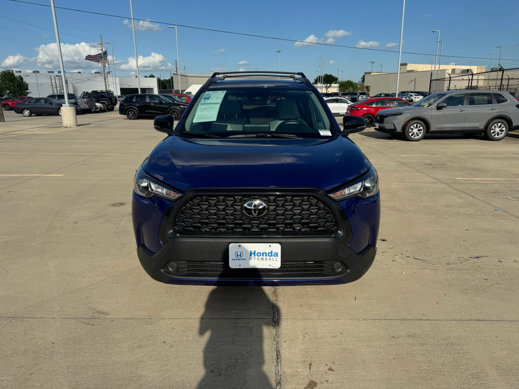 Used 2025 Toyota Corolla Cross LE w/ Moonroof Package FWD image 3