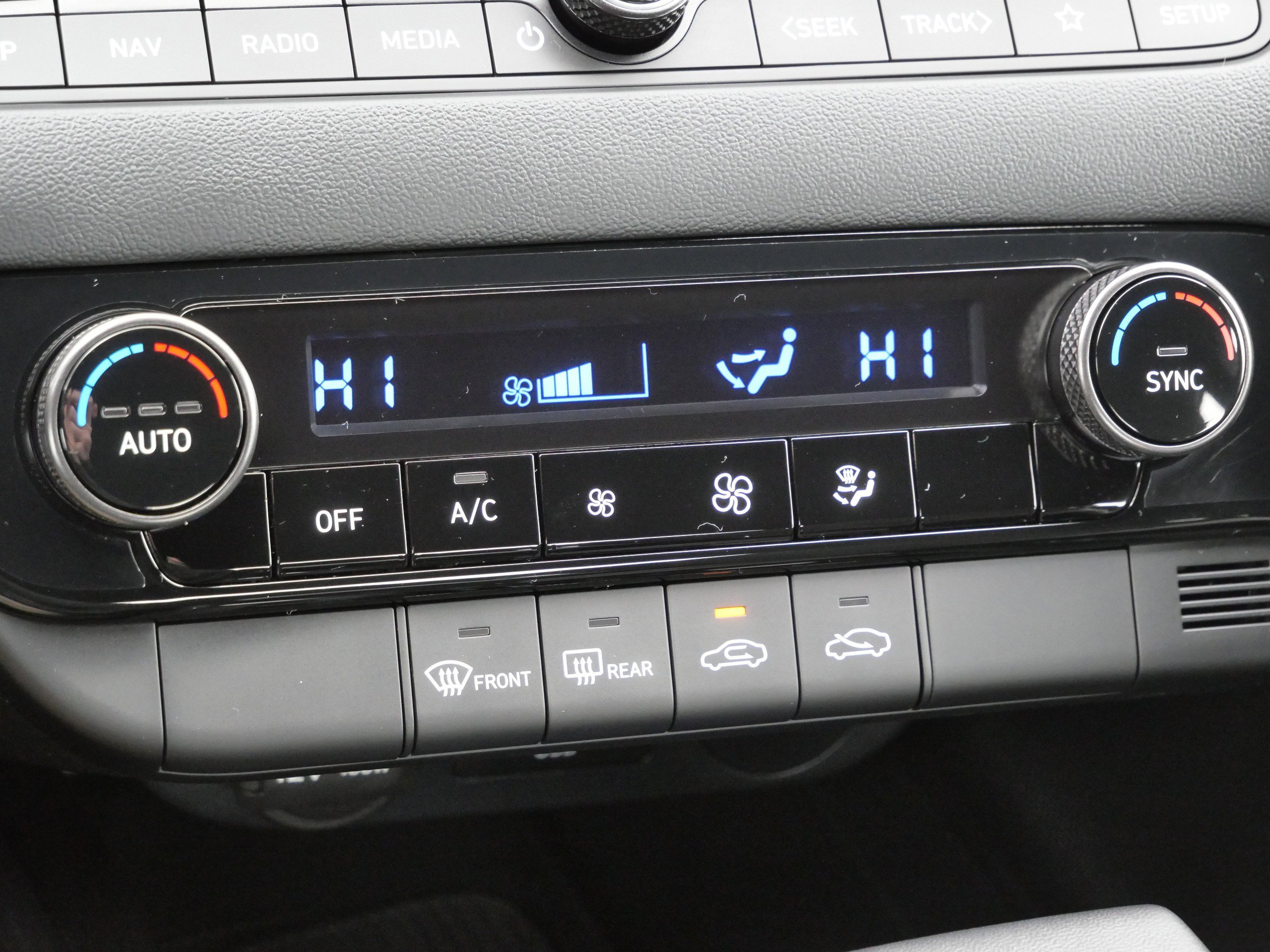 Used 2025 Hyundai Elantra SEL image 24