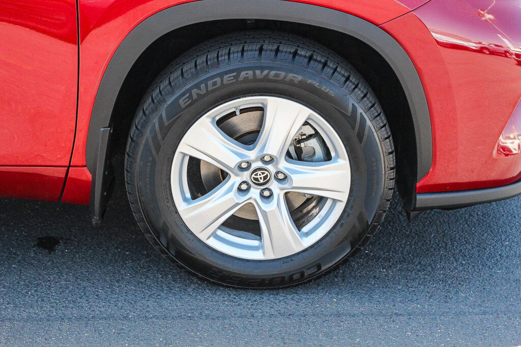 Certified 2025 Toyota Highlander LE FWD image 30