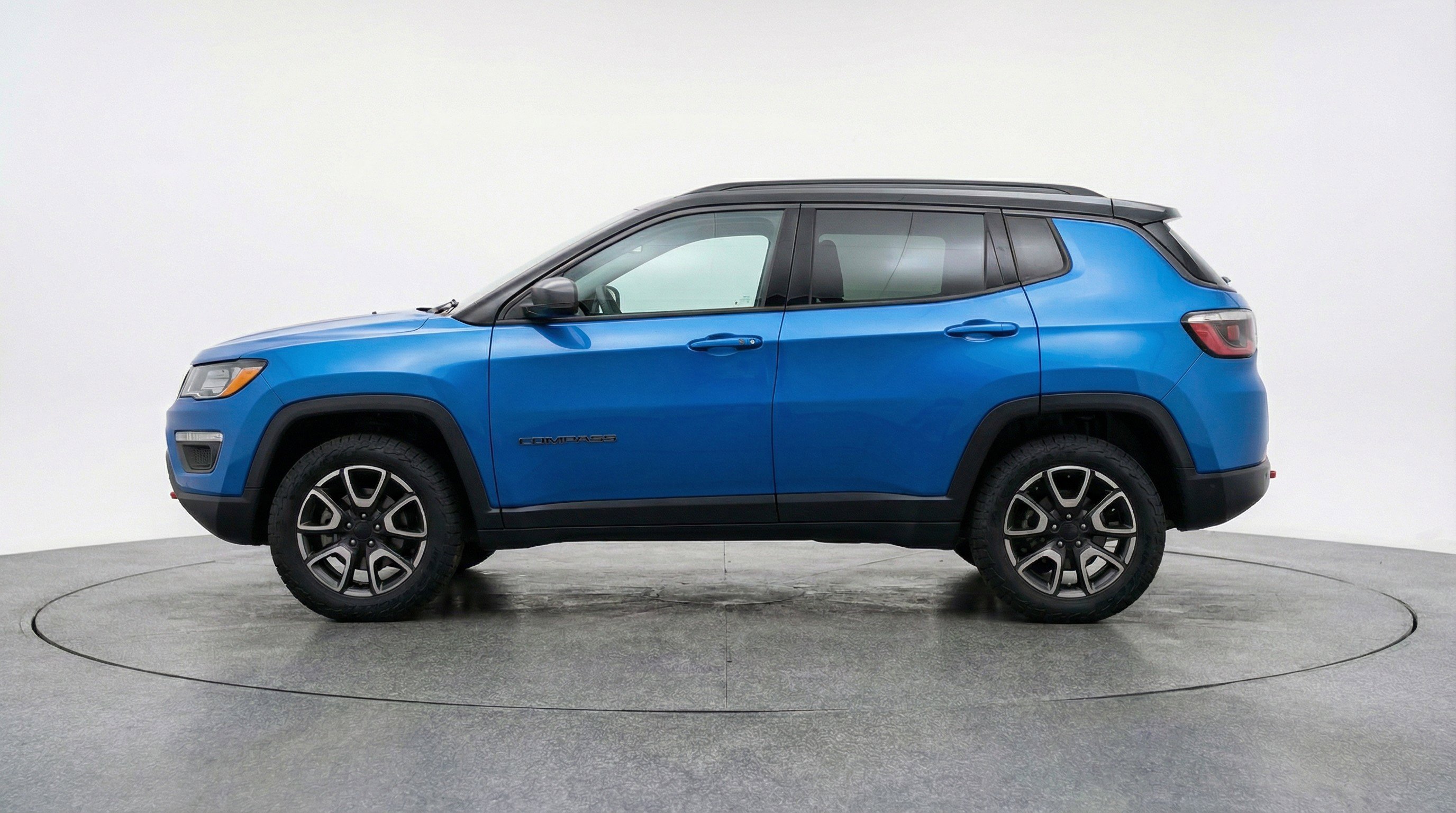 Used 2025 Jeep Compass Trailhawk image 5