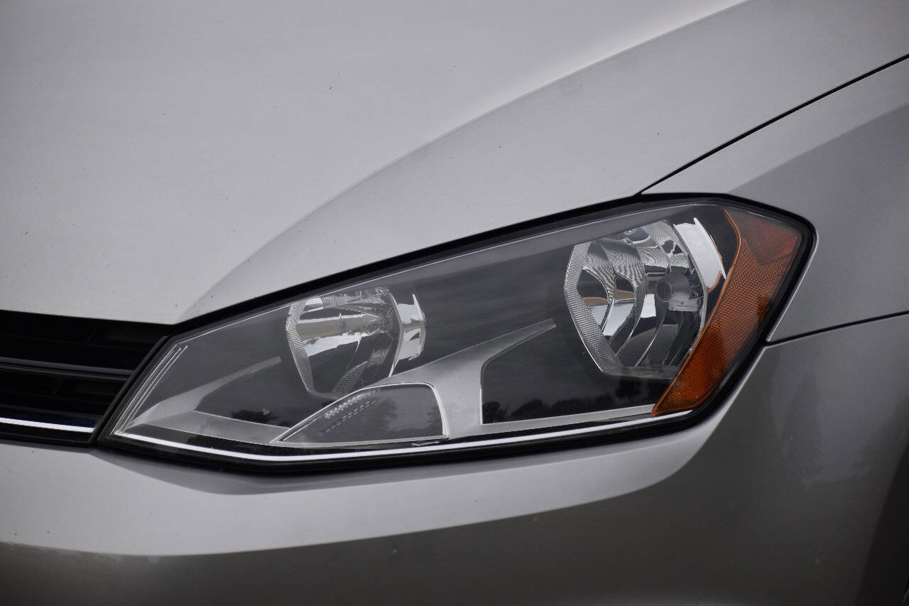 Used 2015 Volkswagen Golf S image 38