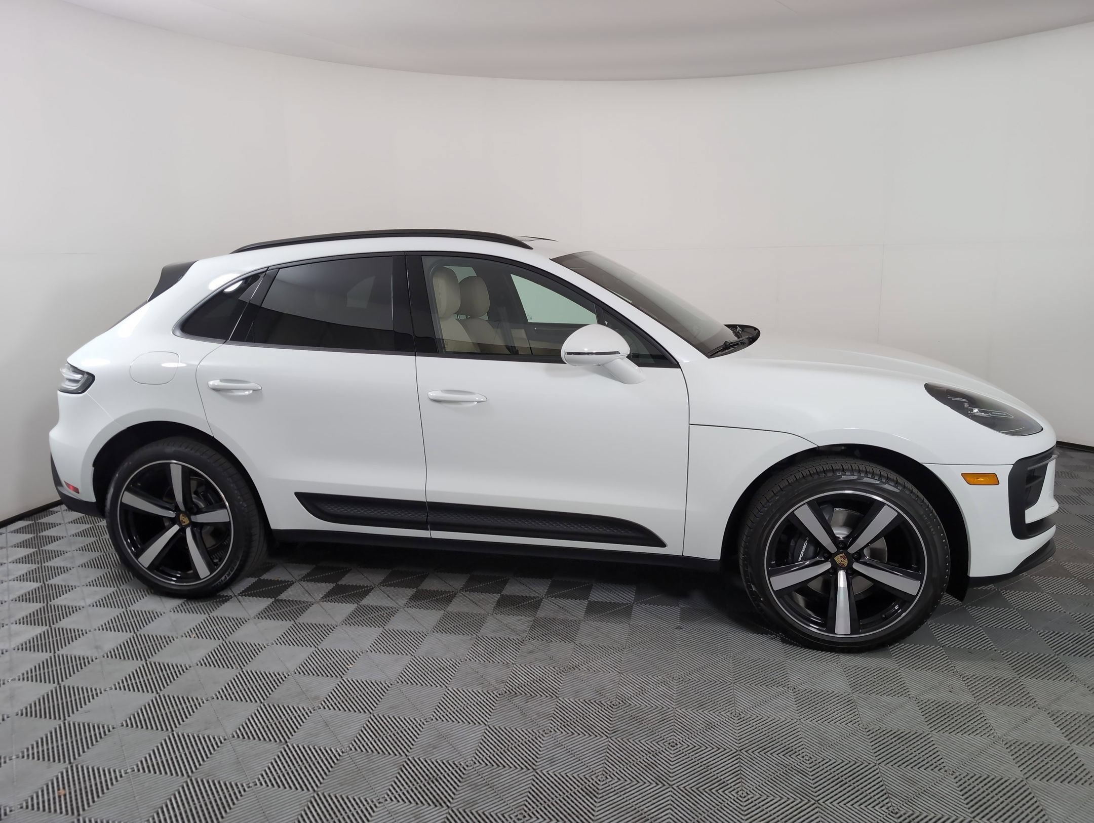 Certified 2026 Porsche Macan AWD/4WD image 9