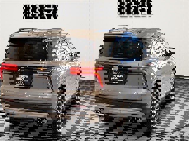 Used 2025 Chevrolet Traverse LT image 7