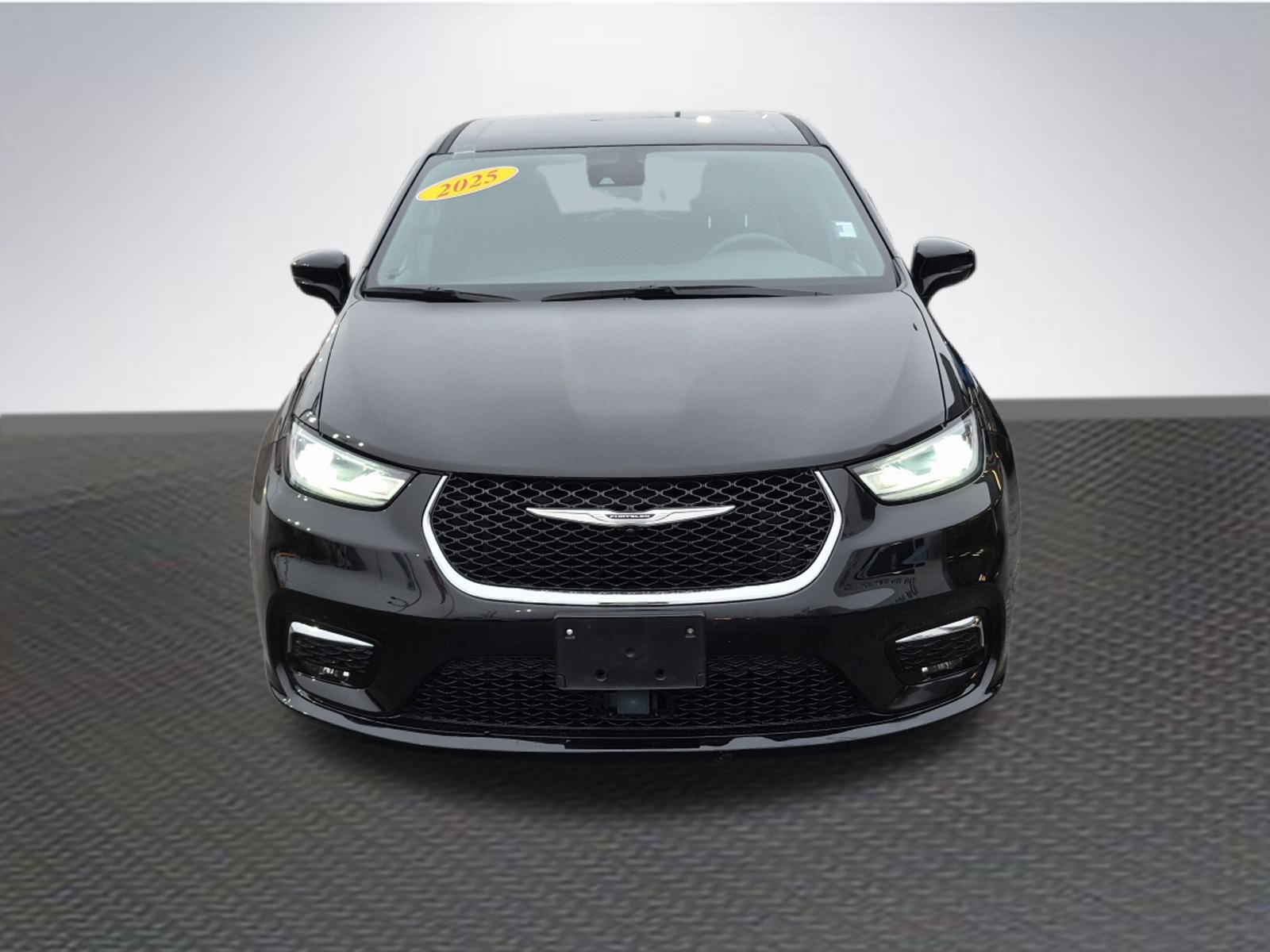 Used 2025 Chrysler Pacifica Select image 3