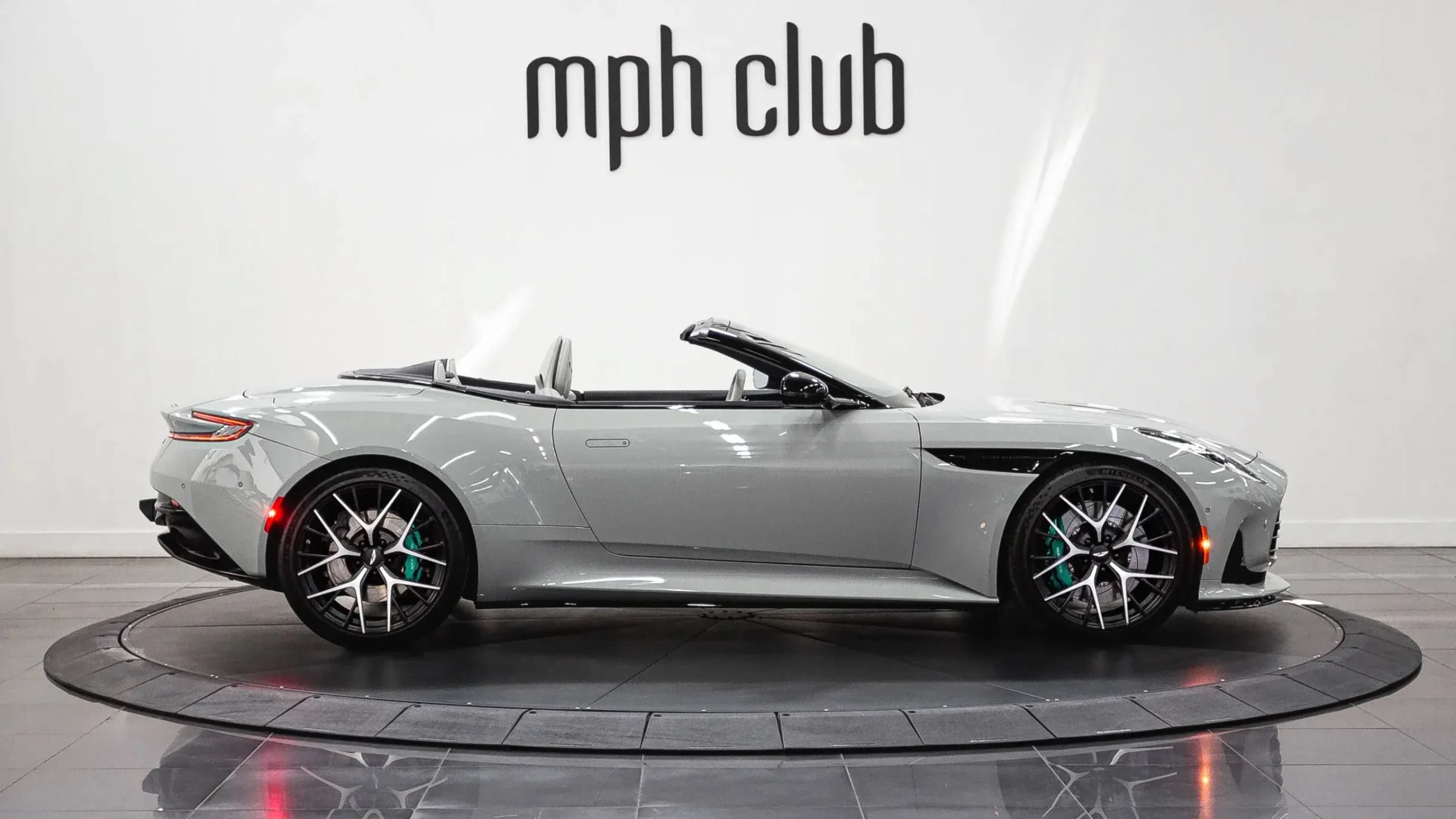 Used 2024 Aston Martin DB12 Convertible RWD image 7