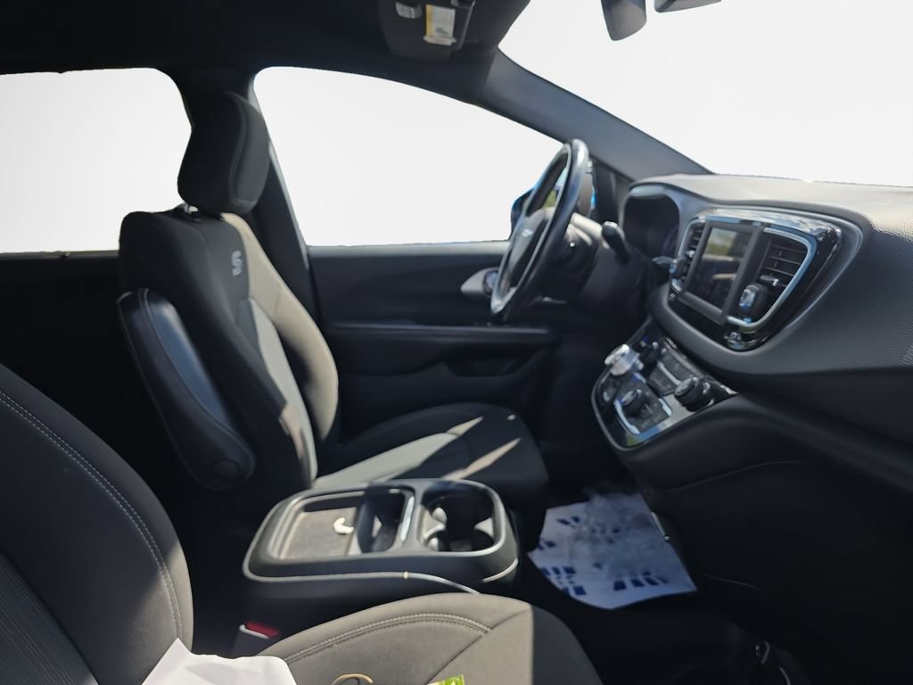 Used 2020 Chrysler Pacifica Touring w/ S Appearance Package FWD image 24