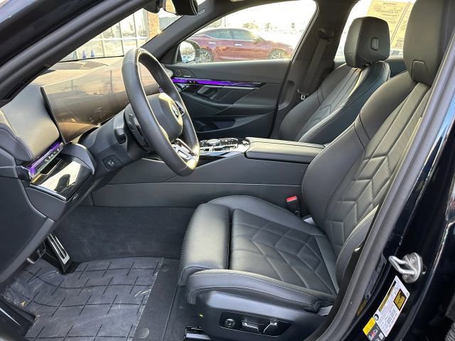 Used 2025 BMW 550e xDrive w/ Premium Package image 28