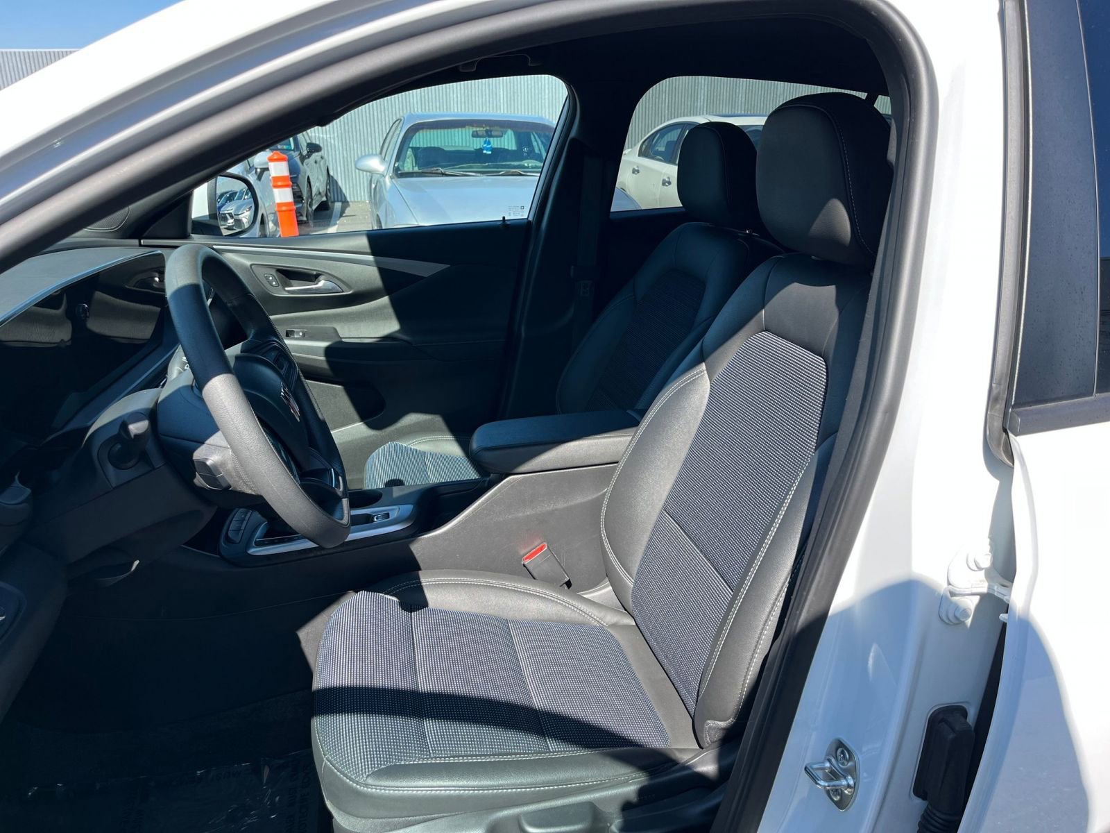 Used 2025 Buick Envista Preferred image 36