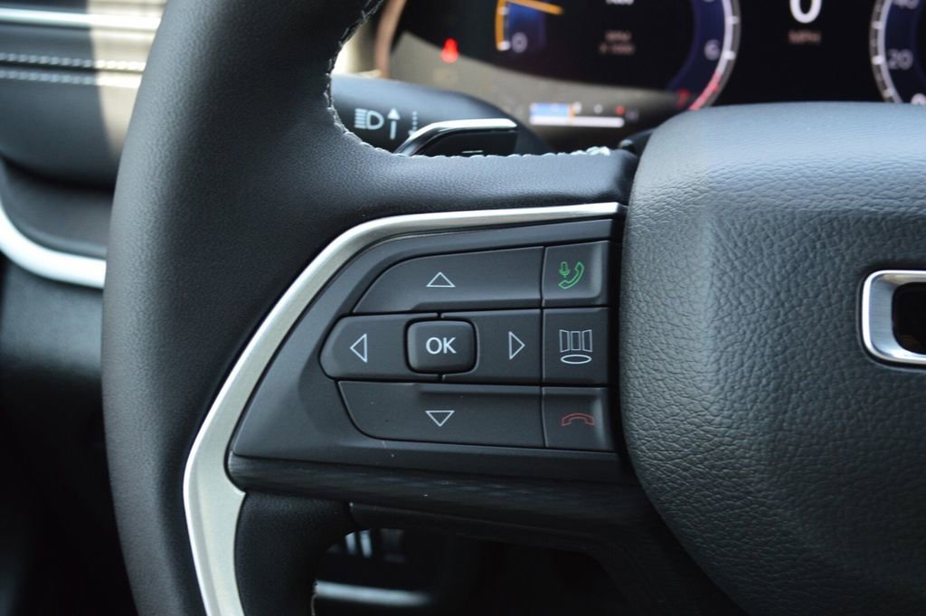 New 2025 Jeep Grand Cherokee Laredo w/ Luxury Tech Group I image 16