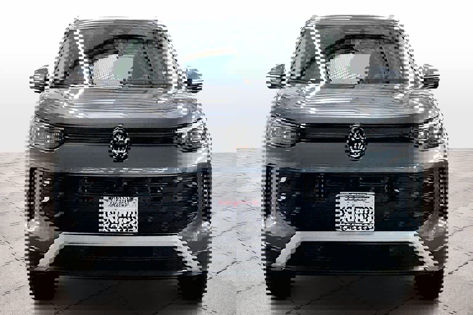 Used 2025 Volkswagen Tiguan SE image 3