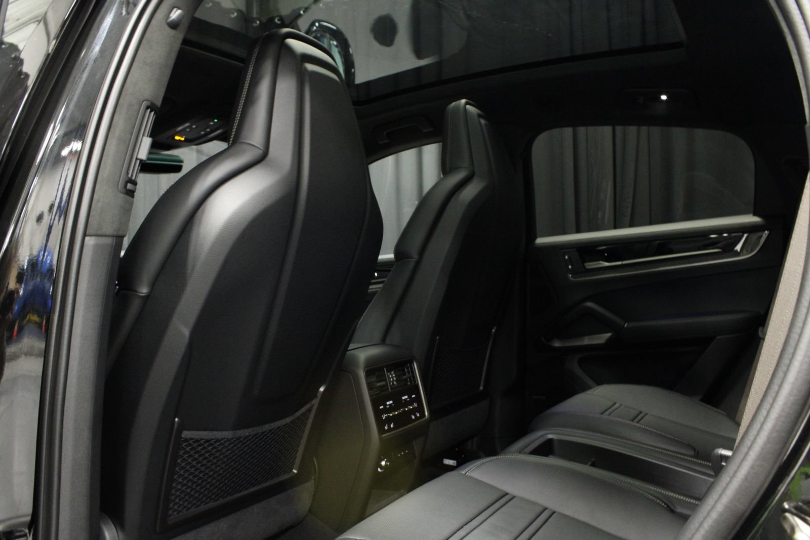 Certified 2025 Porsche Cayenne Turbo w/ Premium Package Plus AWD/4WD image 18