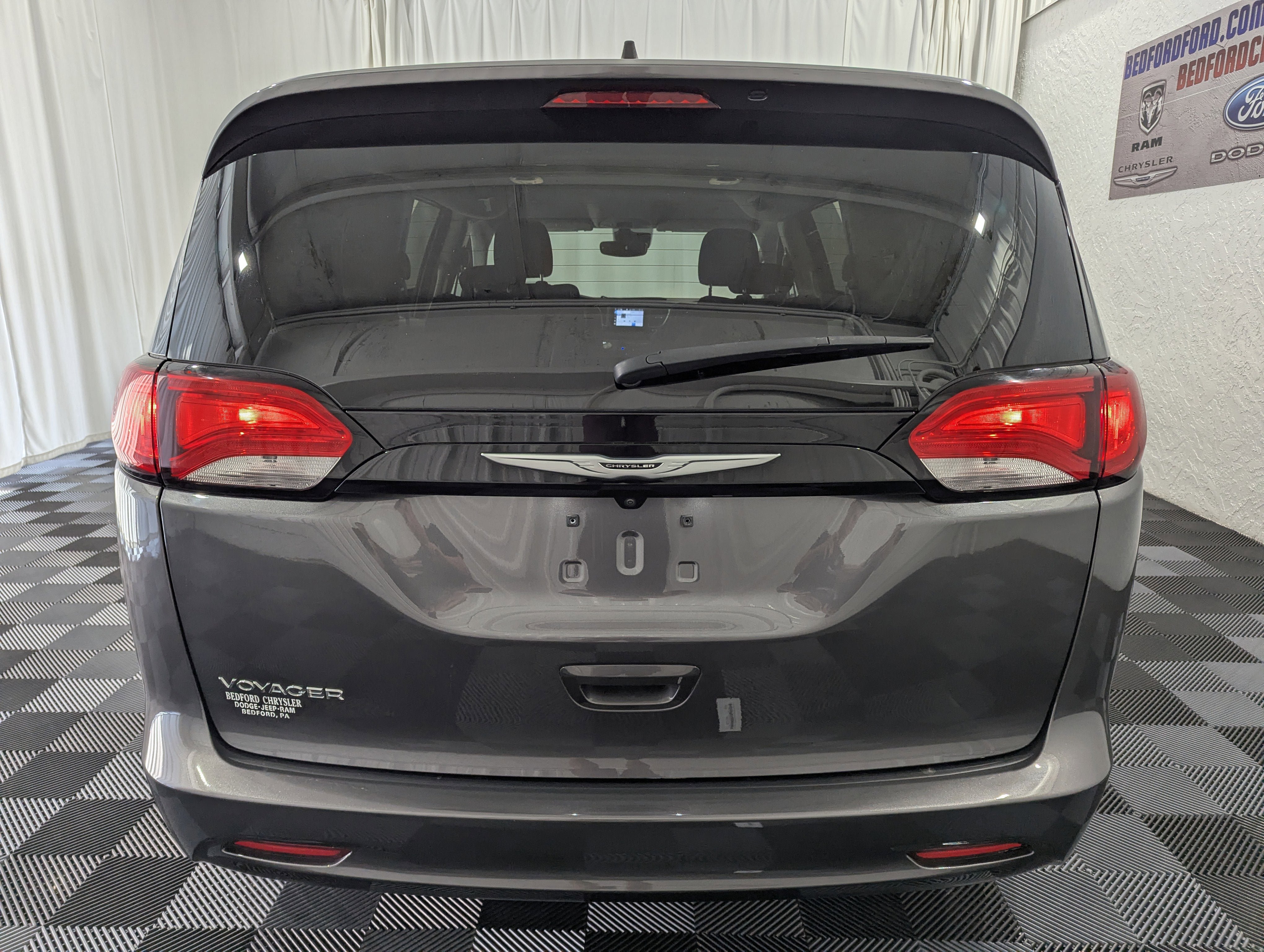 Used 2023 Chrysler Voyager LX FWD image 9