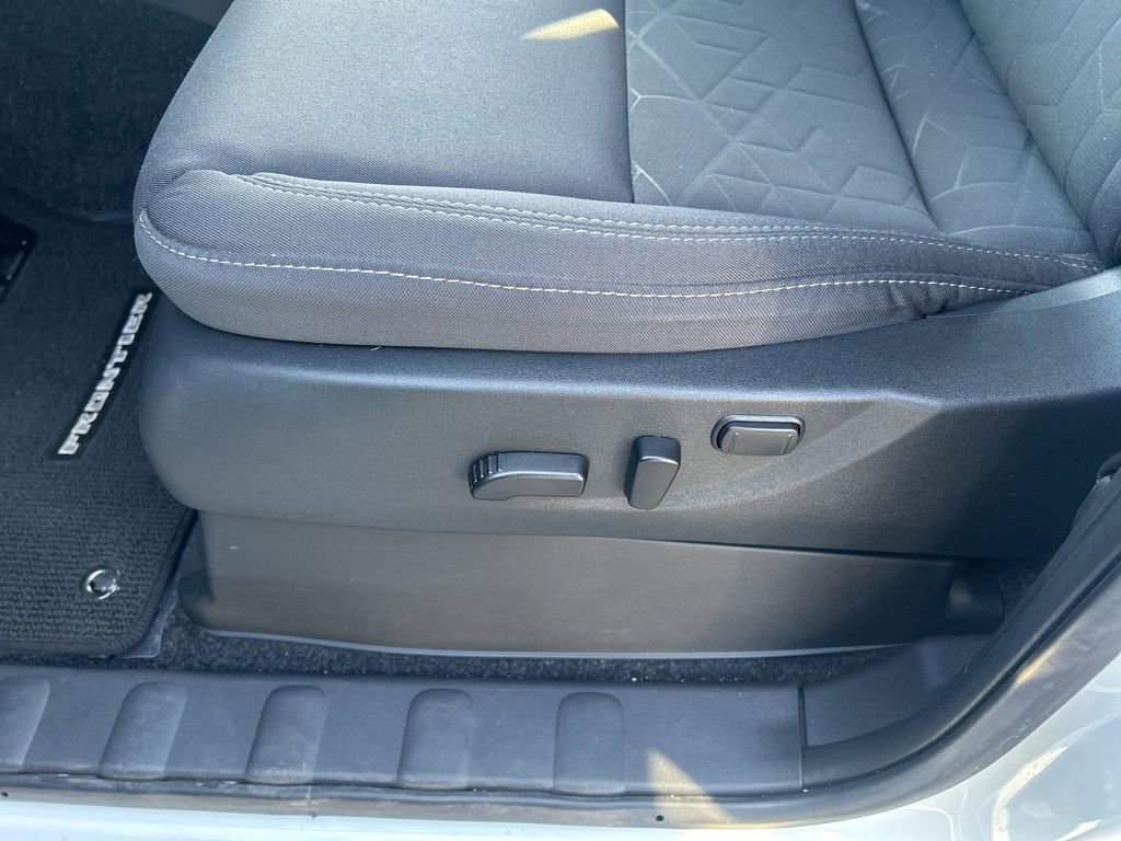 Certified 2025 Nissan Frontier SV image 21