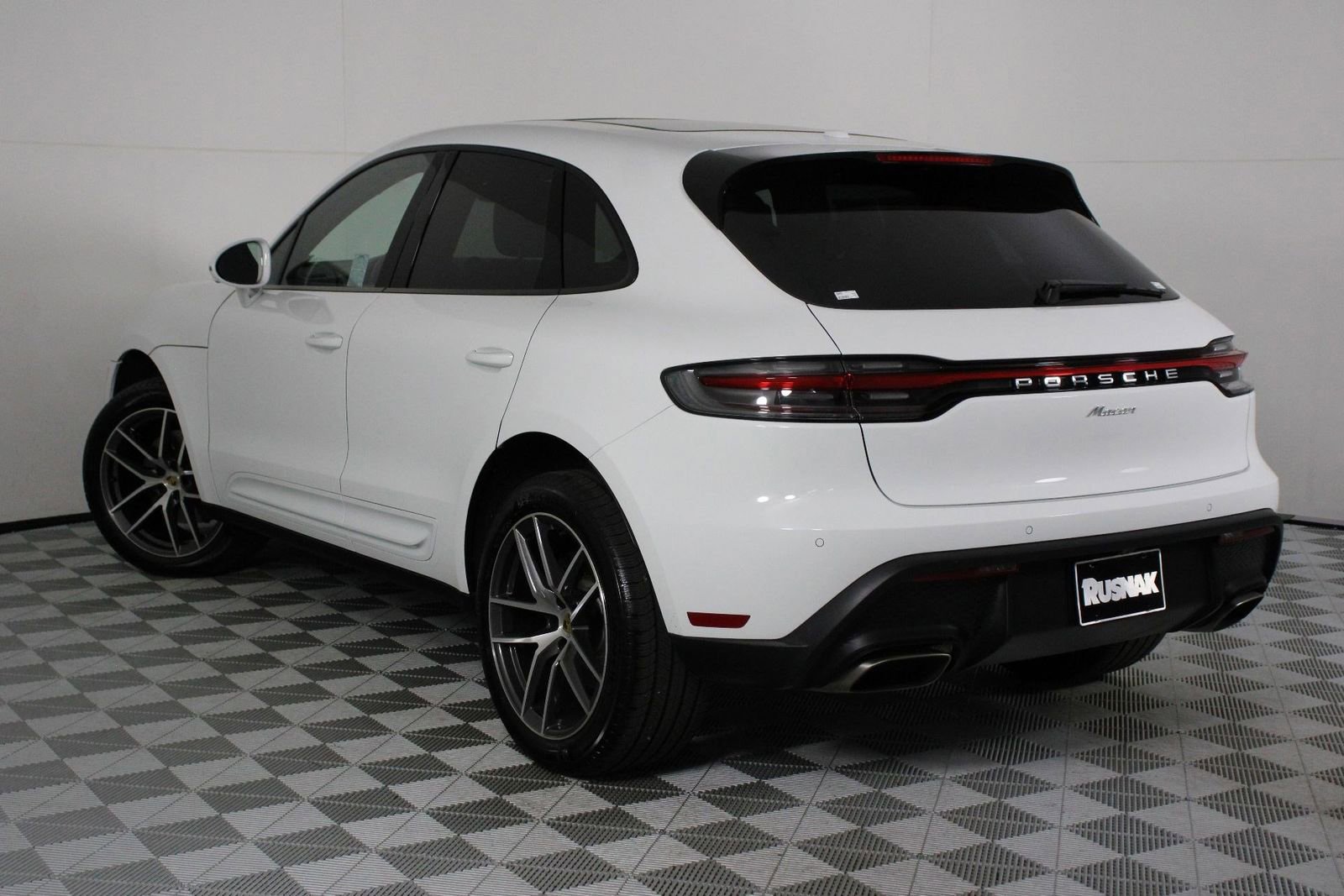 Certified 2025 Porsche Macan image 3