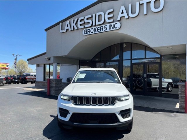 Used 2023 Jeep Grand Cherokee Laredo image 4