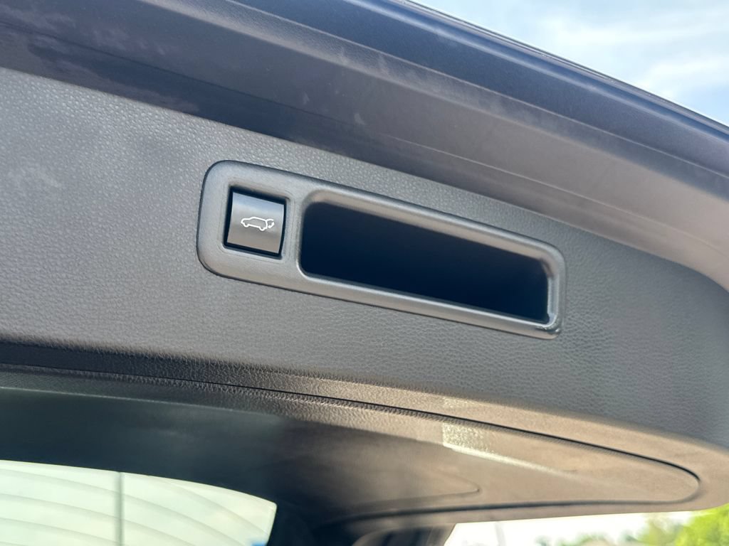 Used 2025 Toyota Highlander XLE AWD/4WD image 8