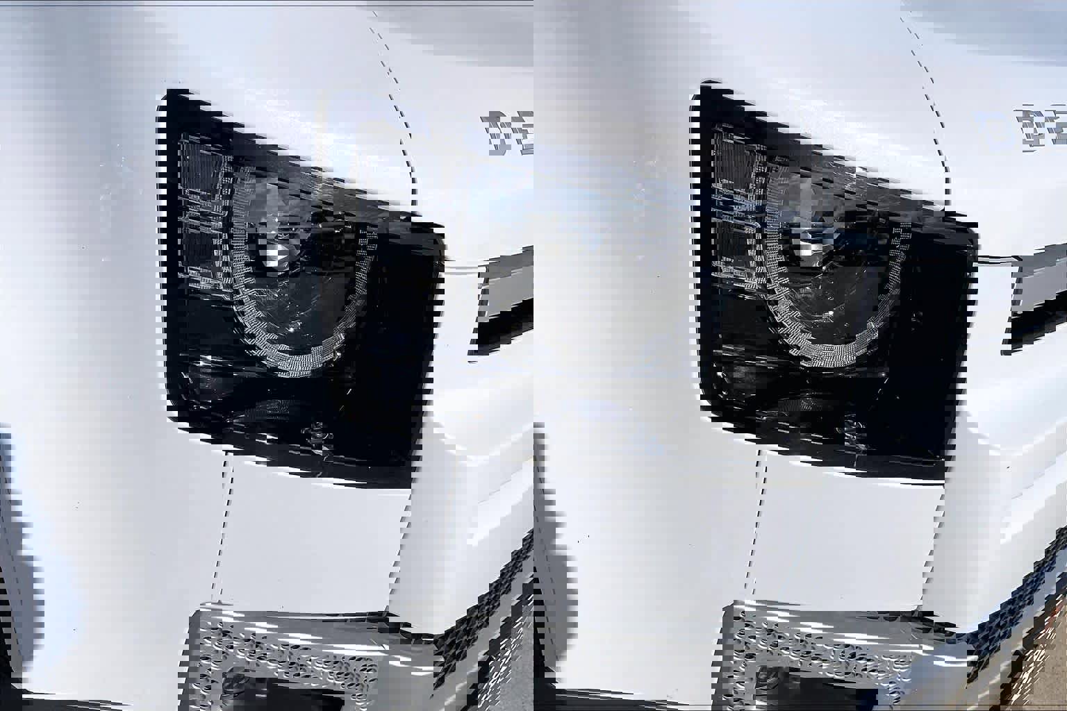 Used 2023 Land Rover Defender 110 SE image 24