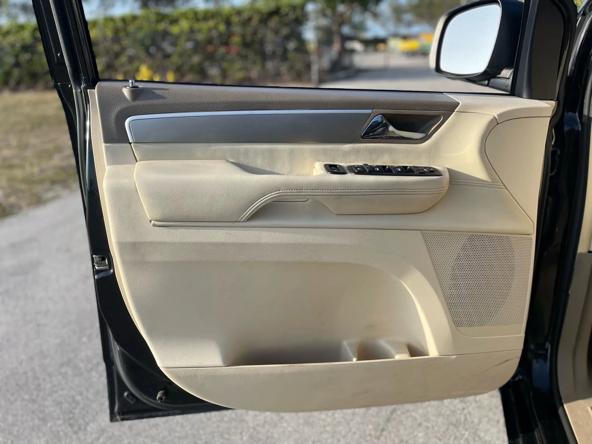 Used 2010 Volkswagen Routan SEL image 37