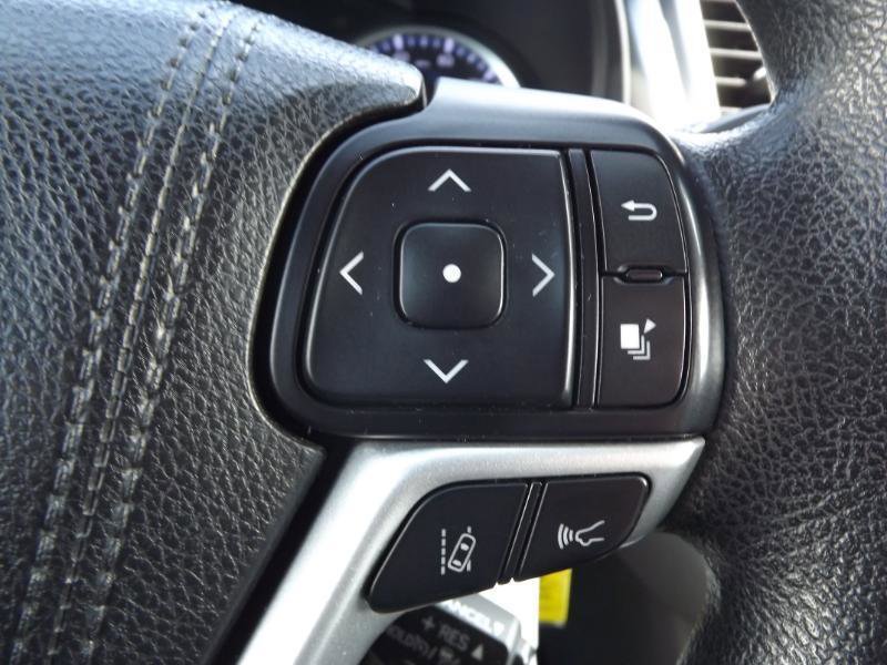 Used 2017 Toyota Highlander LE w/ Carpet Mat Package FWD image 15